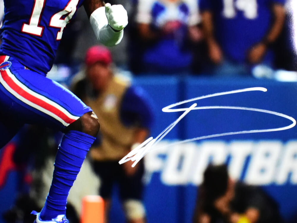 Stefon Diggs Autographed Buffalo Bills 16x20 Looking Up Photo-Beckett W Hologram