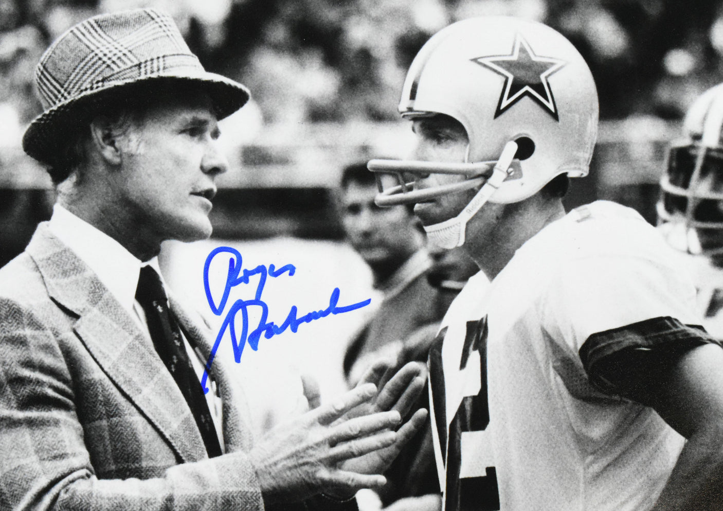 Roger Staubach Autographed Dallas Cowboys 8x10 B/W Photo - Beckett W Hologram