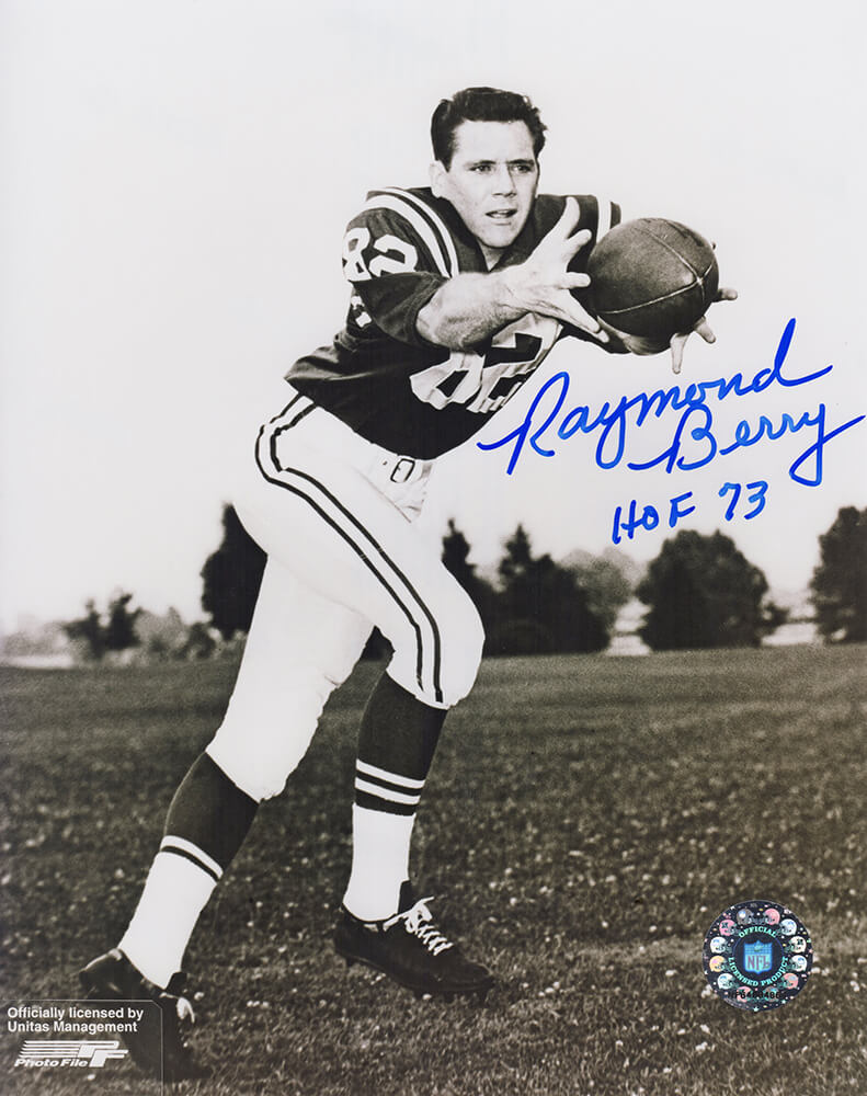 Raymond Berry Signed Colts B&W Catching Football Pose 8x10 Photo w/HOF'73
