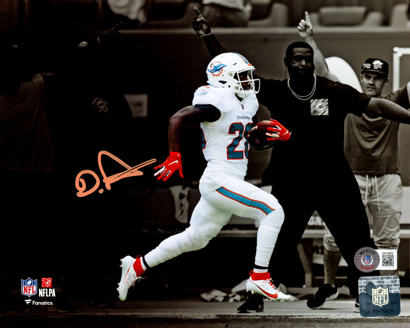 De'Von Achane Autographed 8x10 Photo Miami Dolphins Spotlight Beckett BAS Witness Stock #221544