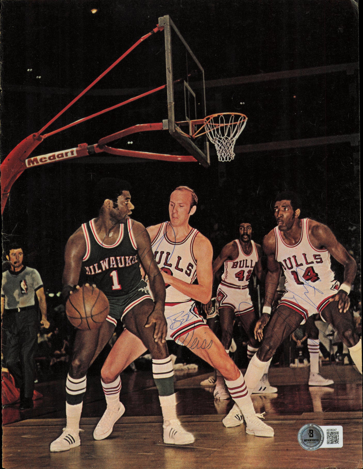 Oscar Robertson, Clifford Ray & Bob Weiss Autographed 8x11 Magazine Page Photo Beckett BAS #AE08247