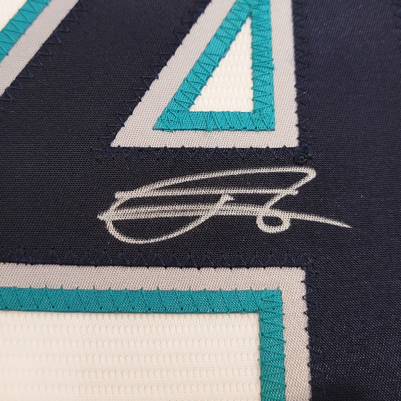 Seattle Mariners Julio Rodriguez Autographed White Nike Jersey Size M Beckett BAS Stock #212095
