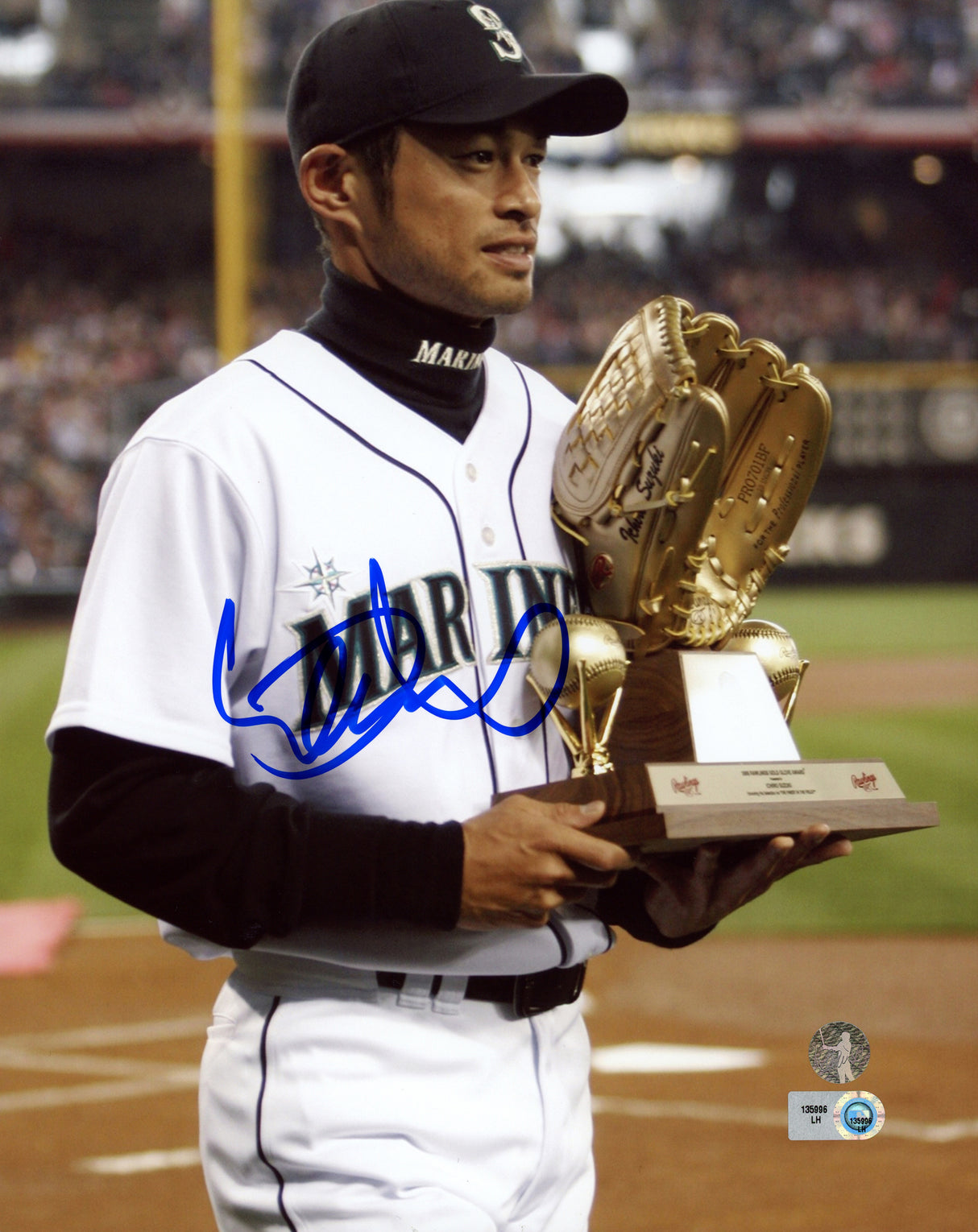 Ichiro Suzuki Autographed 8x10 Photo Seattle Mariners Gold Glove IS Holo & MLB Holo Stock #239701
