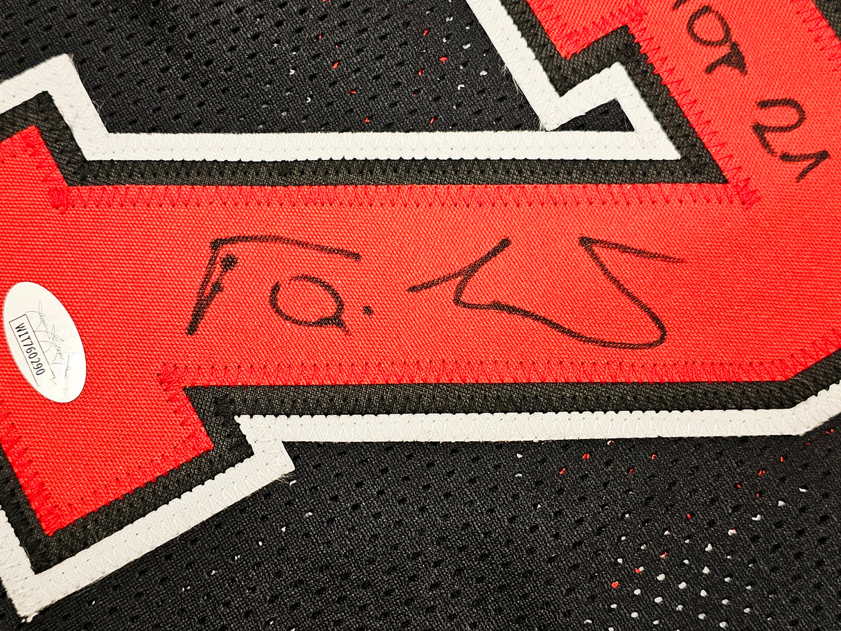 Chicago Bulls Toni Kukoc Autographed Black Jersey "HOF 21" JSA Stock #215751