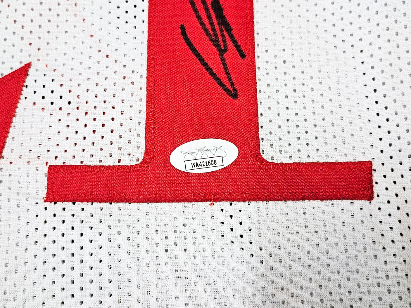 Atlanta Hawks Dominique Wilkins Autographed White Jersey JSA Stock #215701