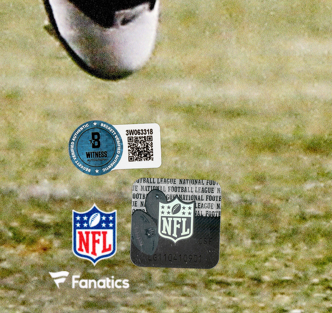 Michael Vick Autographed 16x20 Photo Philadelphia Eagles Beckett BAS Witness Stock #243624