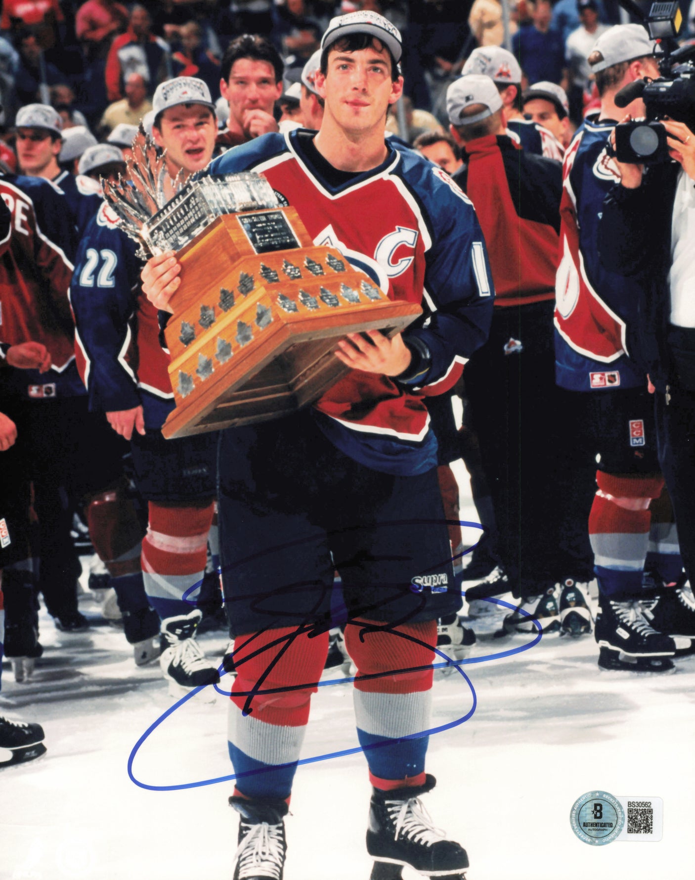 Joe Sakic Autographed 8x10 Photo Colorado Avalanche Beckett BAS QR #BS30562