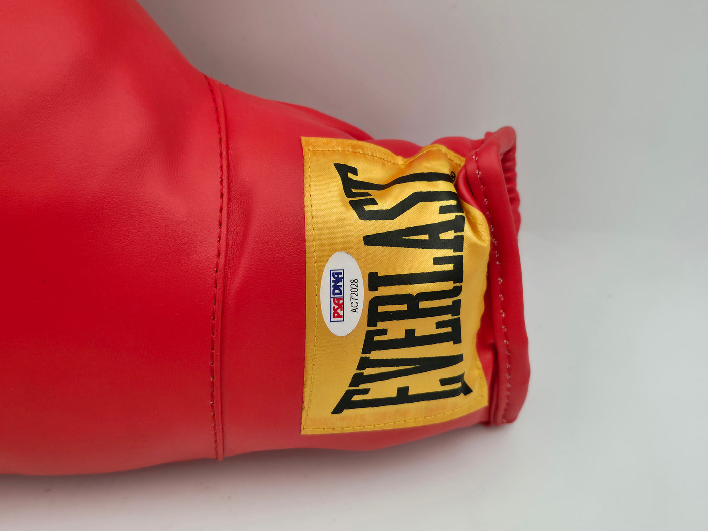 Roberto Duran Autographed Red Everlast Boxing Glove LH PSA/DNA #AC72028