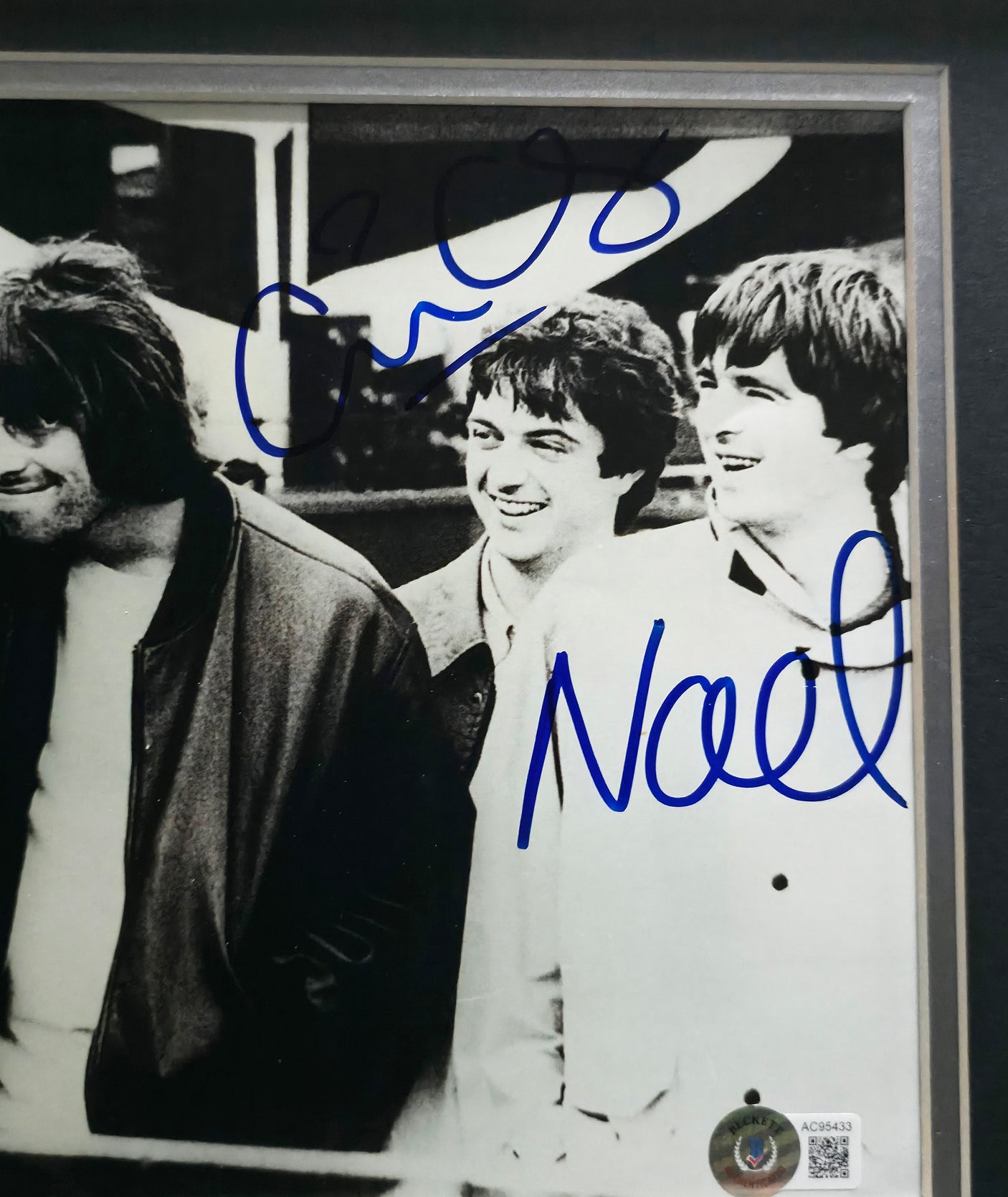Oasis Autographed Framed 8x12 Photo Signed By All 5 Band Members Including Noel & Liam Gallagher Beckett BAS #AC95433