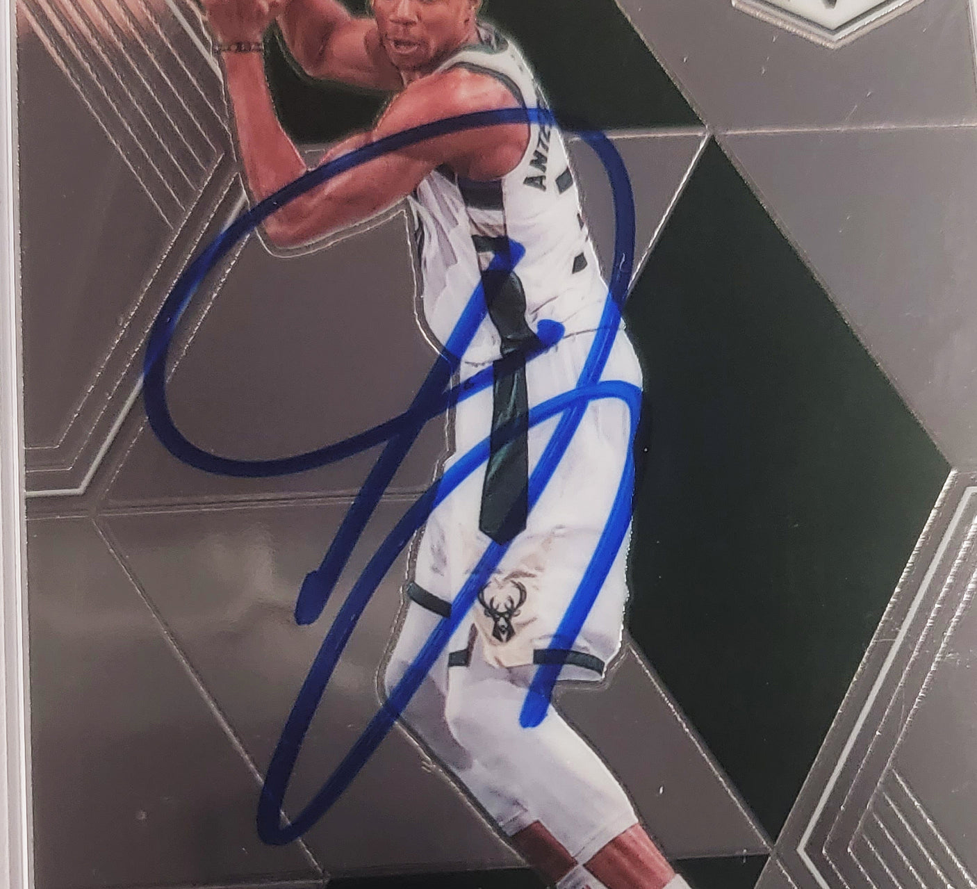 Giannis Antetokounmpo Autographed 2019 Panini Mosaic Card #75 Milwaukee Bucks PSA 8 PSA/DNA #61197173