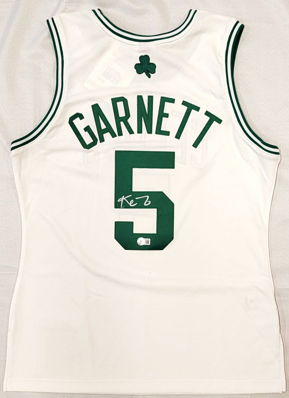 Boston Celtics Kevin Garnett Autographed White Mitchell & Ness 2007-08 Hardwood Classics NBA Finals Patch Jersey Size M Beckett BAS Witness #WV46232