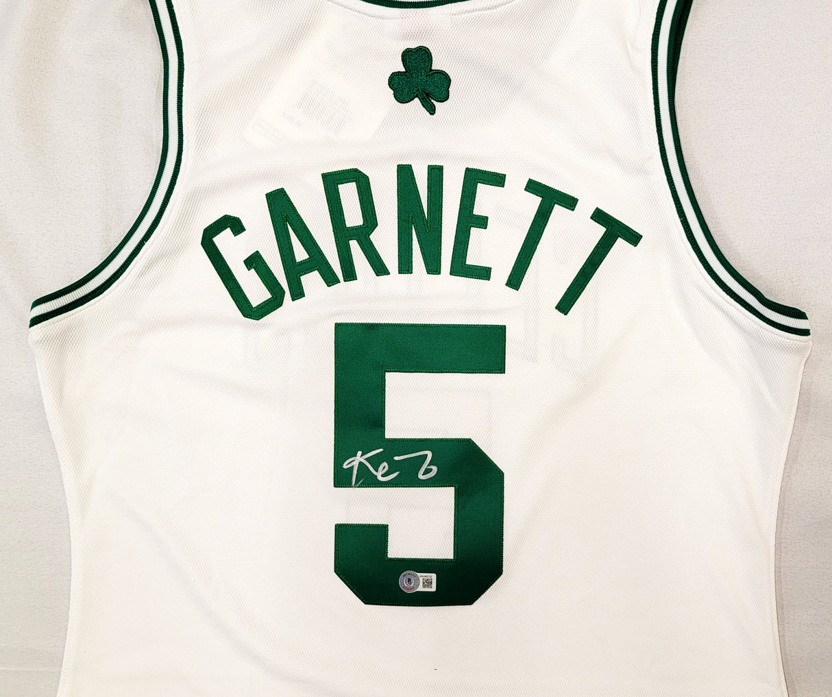 Boston Celtics Kevin Garnett Autographed White Mitchell & Ness 2007-08 Hardwood Classics NBA Finals Patch Jersey Size M Beckett BAS Witness #WV46232
