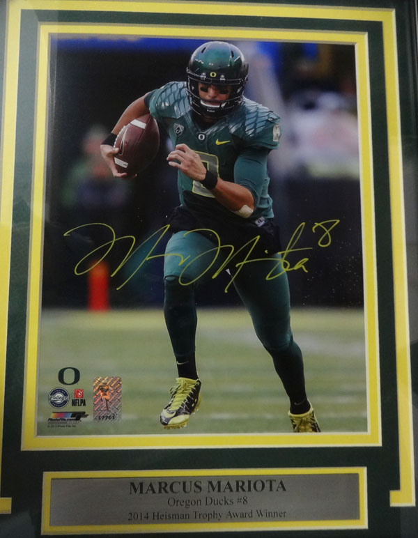 Marcus Mariota Autographed Framed 8x10 Photo Oregon Ducks MM Holo Stock #89821