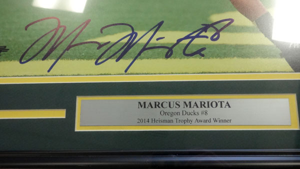 Marcus Mariota Autographed Framed 16x20 Photo Oregon Ducks MM Holo Stock #89816