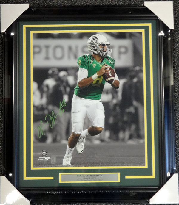 Marcus Mariota Autographed Framed 16x20 Photo Oregon Ducks MM Holo Stock #89814