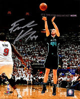 Frank Kaminsky Signed Charlotte Hornets Jump Shot Action 8x10 Photo