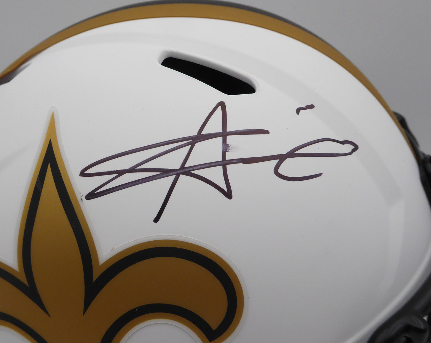 Alvin Kamara Autographed Lunar Eclipse White Full Size Replica Helmet New Orleans Saints (Smudged) Beckett BAS QR #1W403532