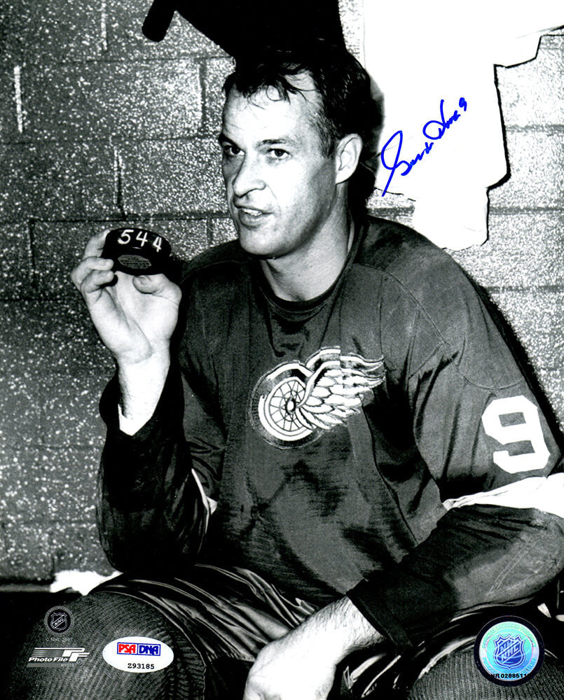Gordie Howe Signed Detroit Red Wings 544th Goal Puck B&W 8x10 Photo (PSA/DNA)