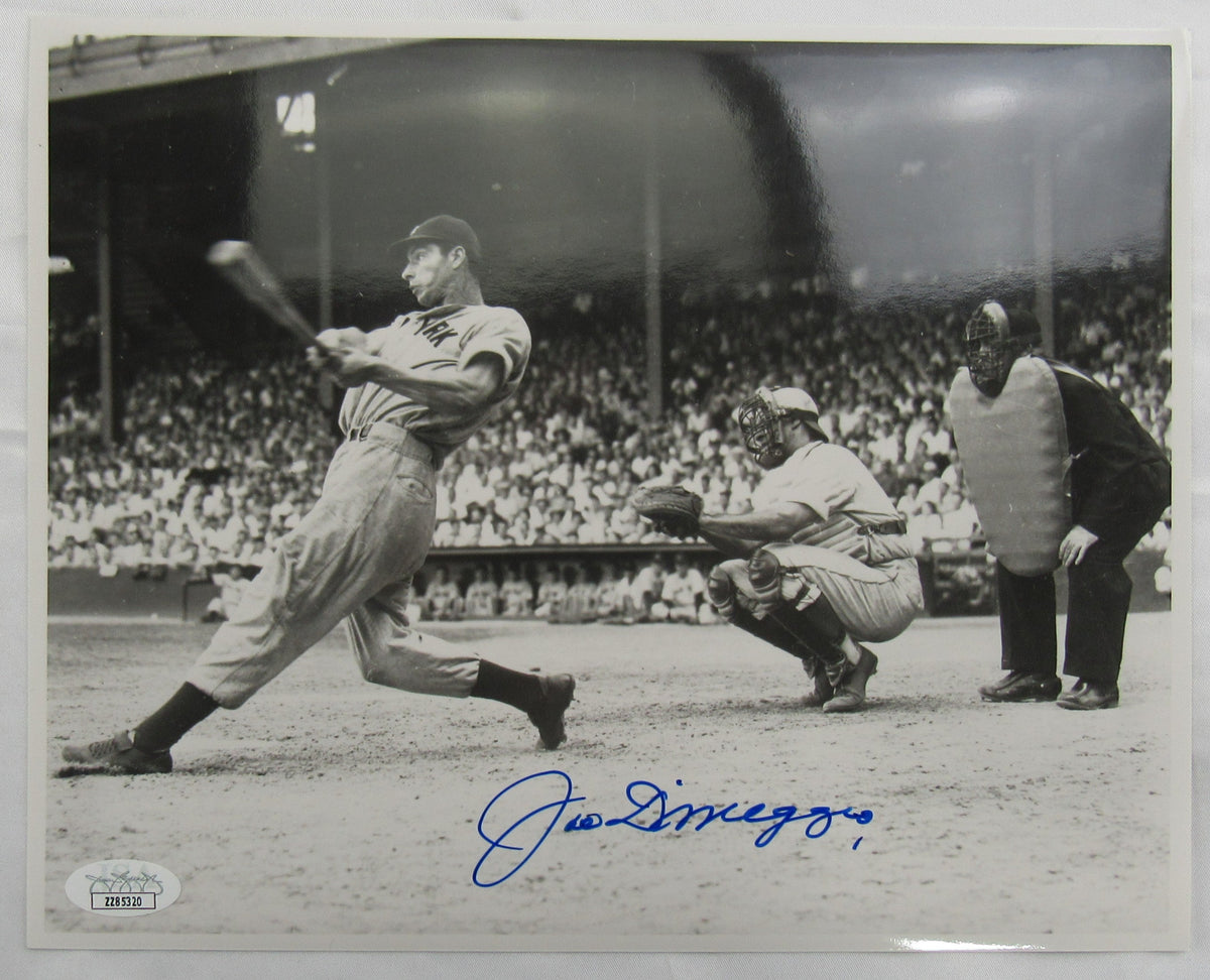 Joe DiMaggio Signed 8x10 Photo JSA LOA ZZ85320