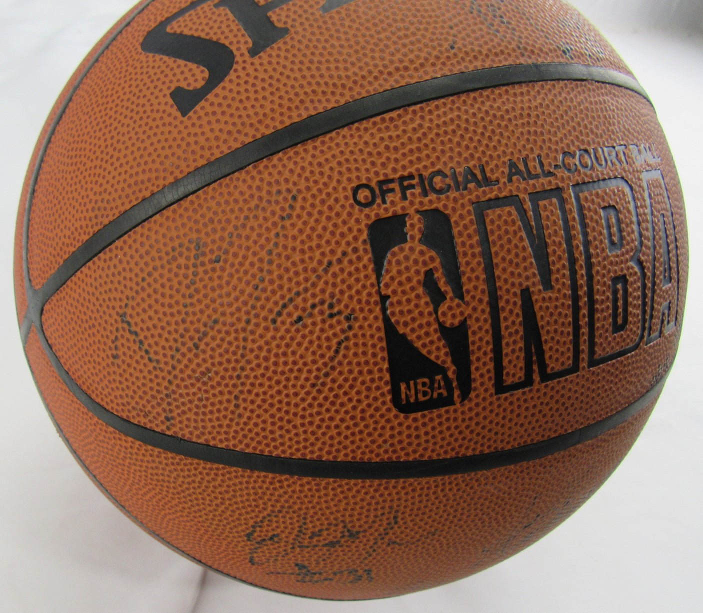 2001-02 Uconn Huskies Team Signed Basketball JSA LOA ZZ75401 Sue Bird Diana Taurasi