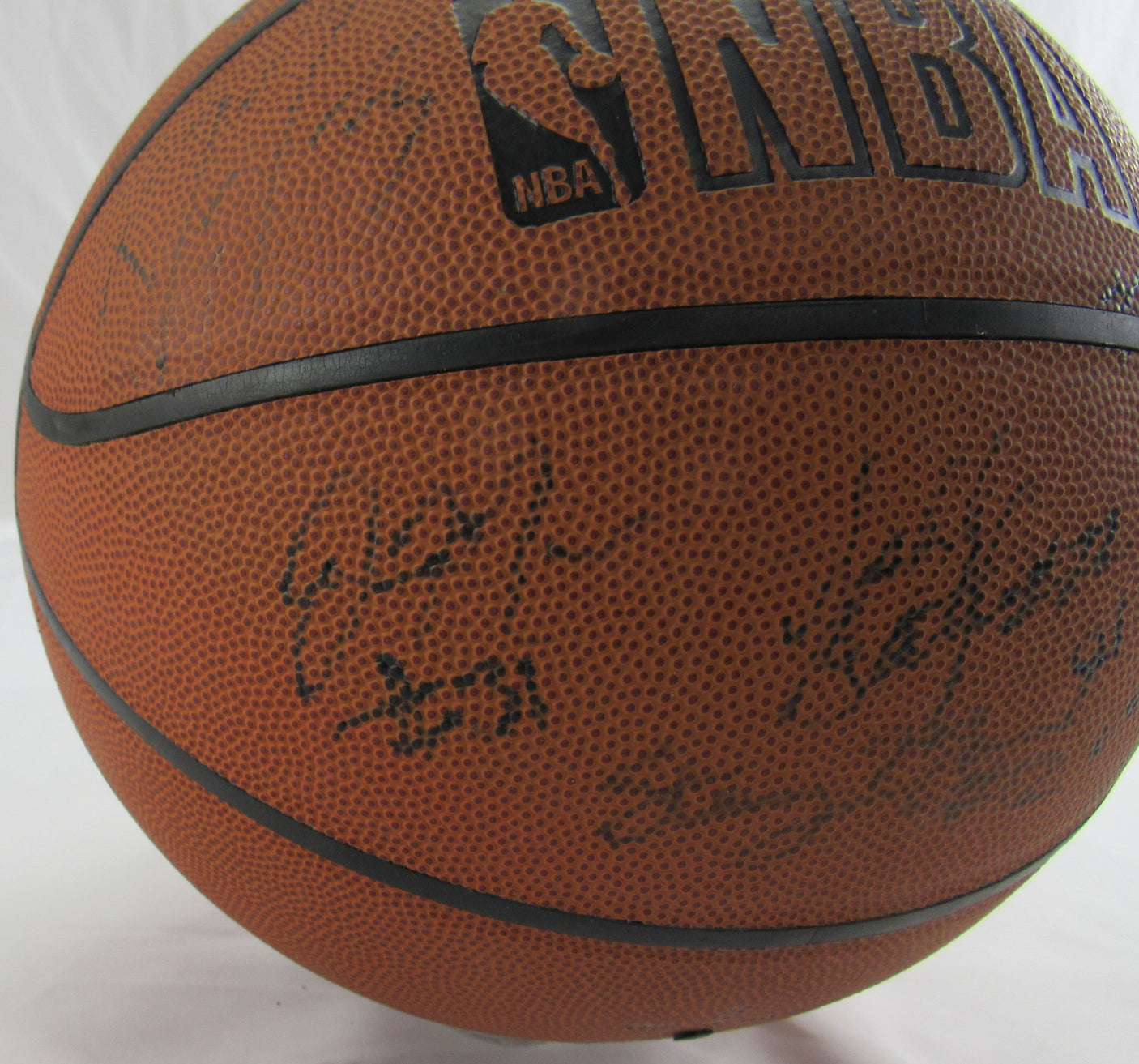 2001-02 Uconn Huskies Team Signed Basketball JSA LOA ZZ75401 Sue Bird Diana Taurasi