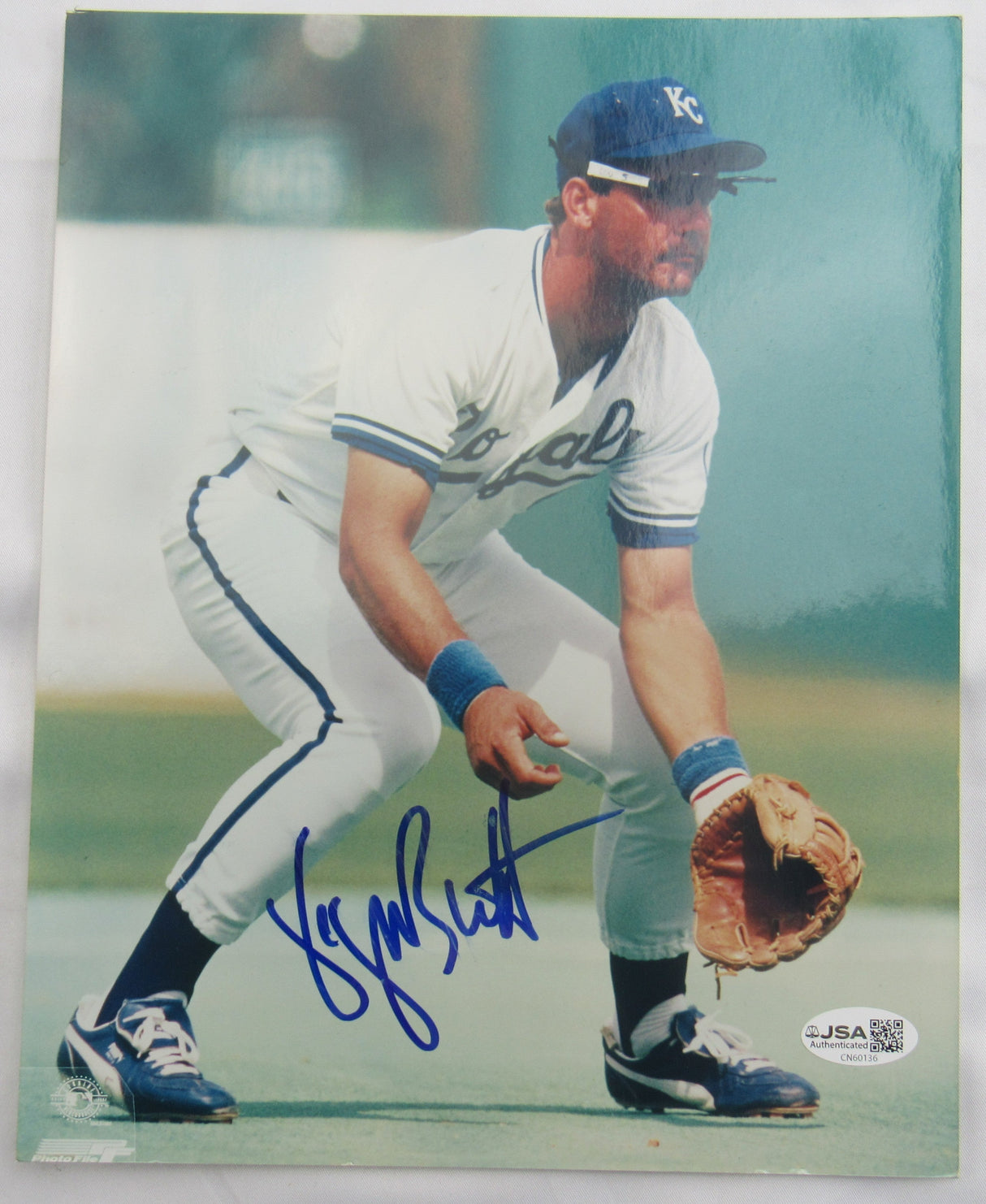 George Brett Signed 8x10 Photo JSA CN60136