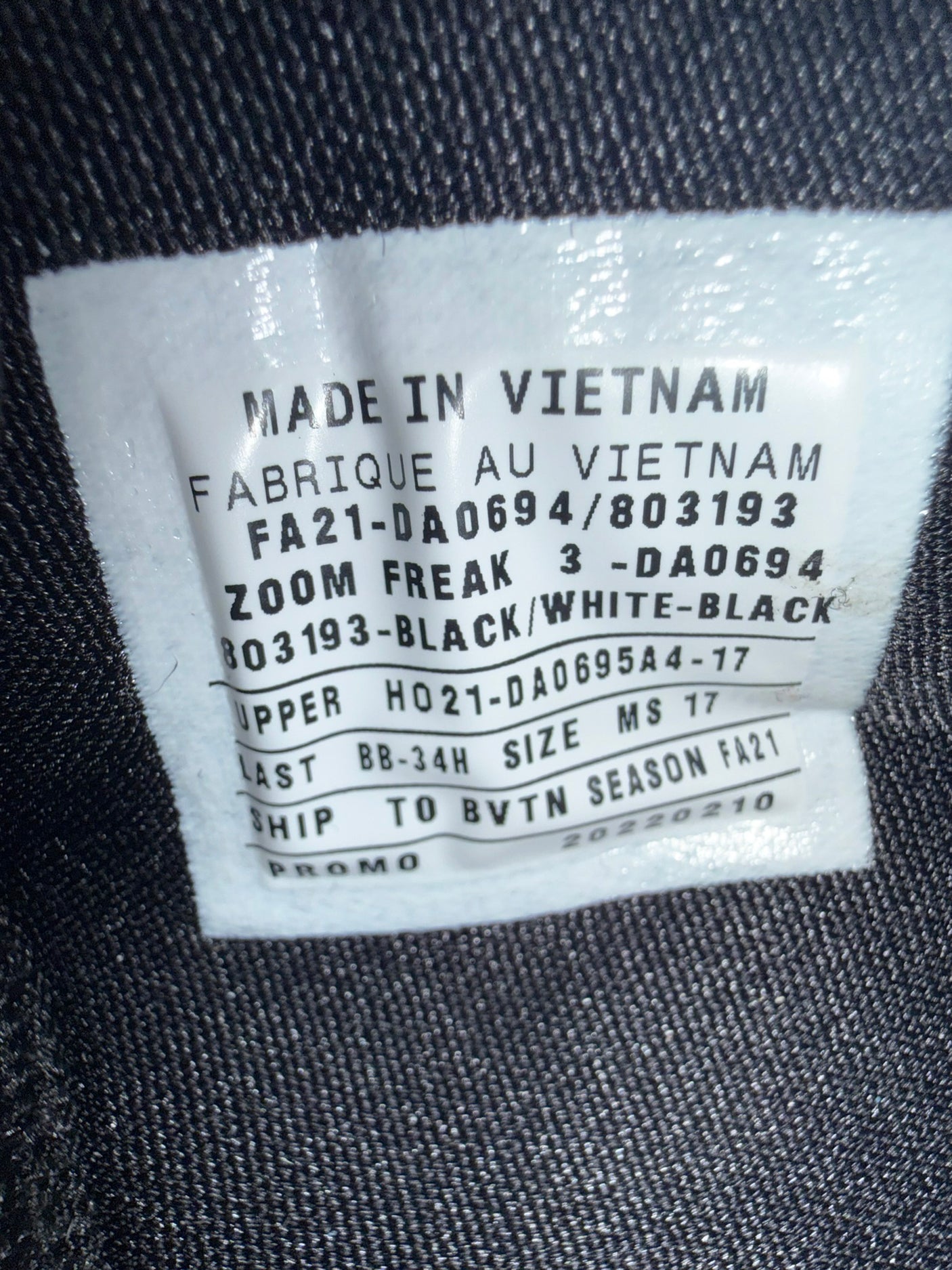 Giannis Antetokounmpo Autographed 2021 Player Exclusive (PE) Promo Black & White Nike Zoom Freak 3 Shoes Milwaukee Bucks Size 17 Beckett BAS Witness Stock #252760