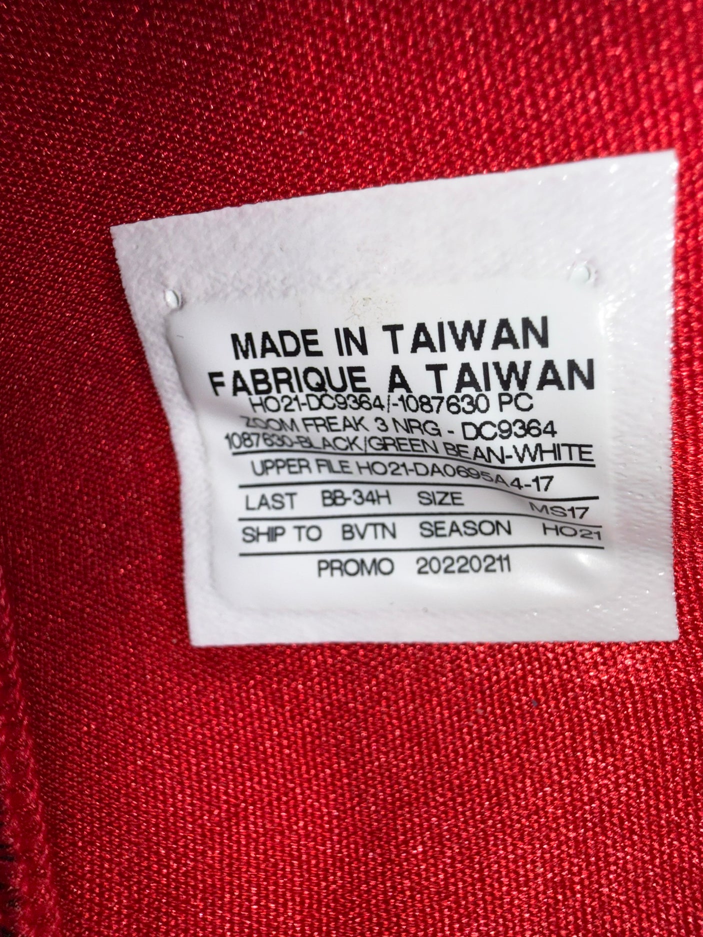 Giannis Antetokounmpo Autographed 2021 Player Exclusive (PE) Promo Black, Grean & Bean White Nike Zoom Freak 3 NRG Shoes Milwaukee Bucks Size 17 Beckett BAS Witness Stock #252761