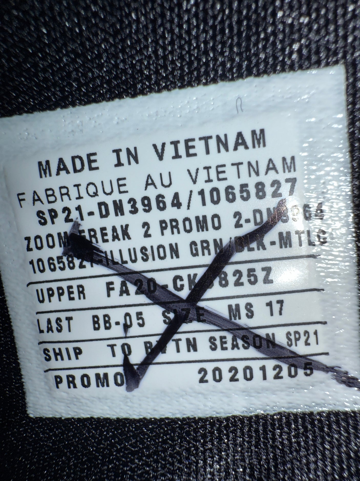 Giannis Antetokounmpo Autographed 2021 Player Exclusive (PE) Promo ILLUSION GRN/BLK-MTLG Nike Zoom Freak 2 Shoes Milwaukee Bucks Size 17 (No Box) Beckett BAS Witness #3W396817 & #3W396818