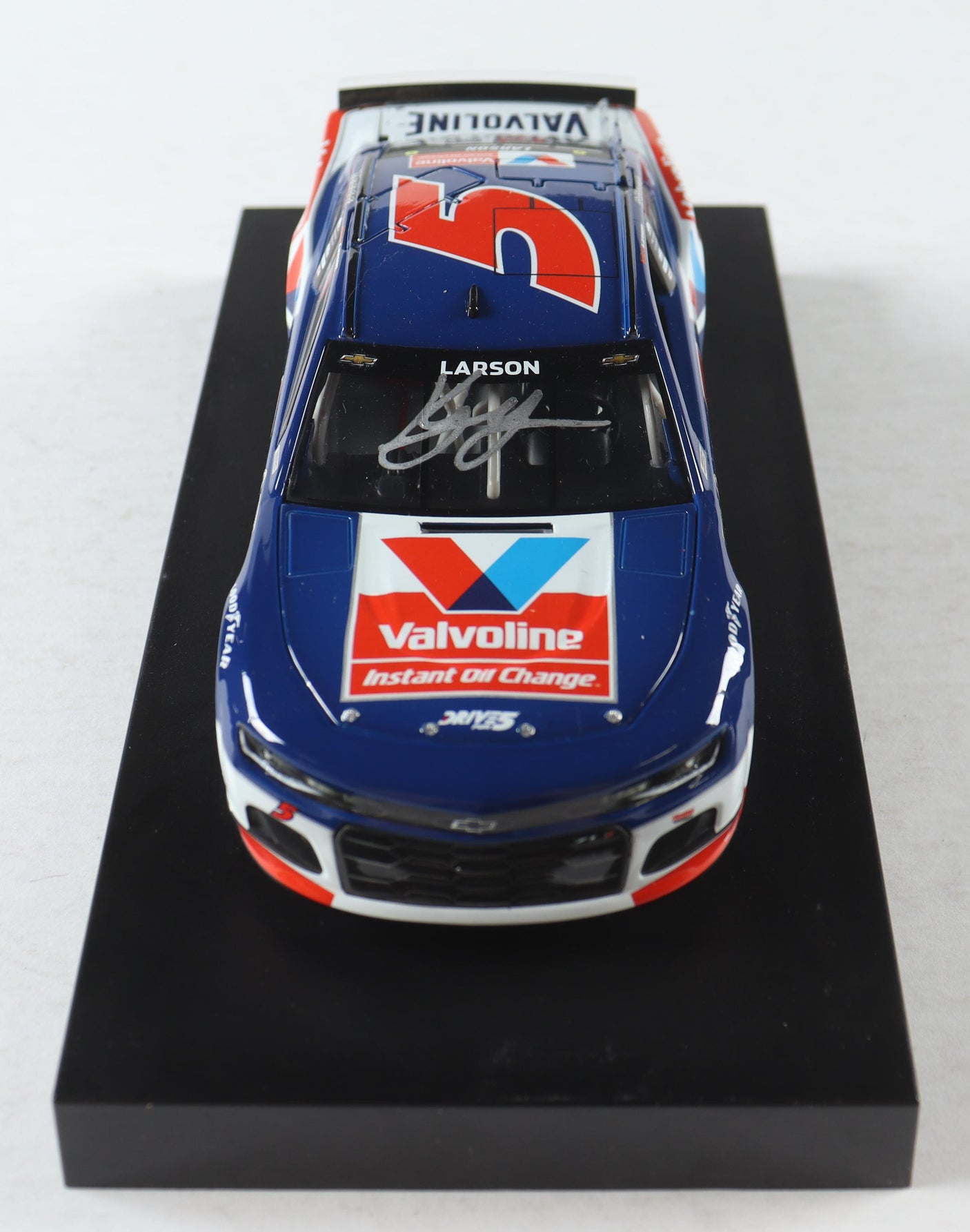 Kyle Larson Signed 2021 #5 Valvoline 1:24 Diecast Car - Limited Edition (PA)