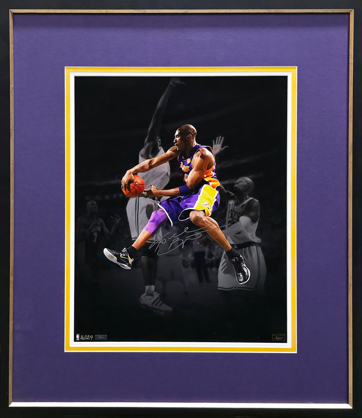 Kobe Bryant Autographed Framed 16x20 Photo Los Angeles Lakers #16/124 Panini Holo #PA20905