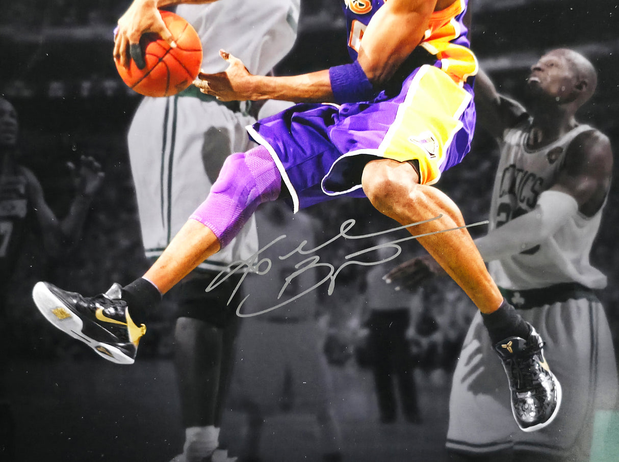 Kobe Bryant Autographed Framed 16x20 Photo Los Angeles Lakers #16/124 Panini Holo #PA20905
