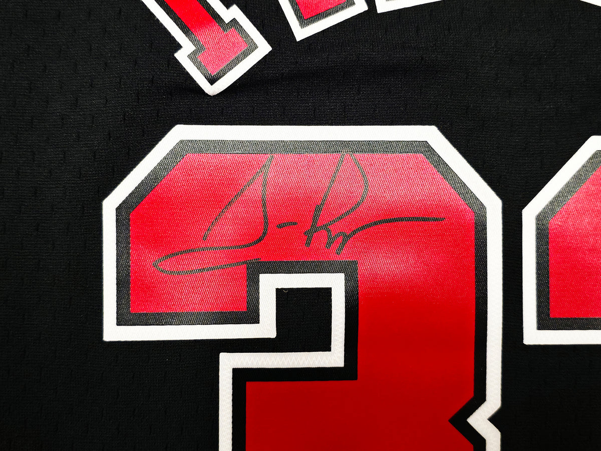 Chicago Bulls Scottie Pippen Autographed Black Authentic Mitchell & Ness 1997-98 HWC Swingman Jersey Size L Beckett BAS Witness Stock #268038