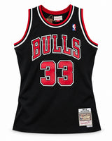 Chicago Bulls Scottie Pippen Autographed Black Authentic Mitchell & Ness 1997-98 HWC Swingman Jersey Size XL Beckett BAS Witness Stock #268039