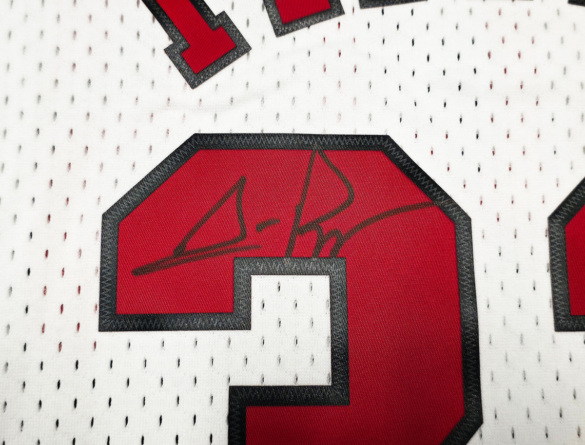 Chicago Bulls Scottie Pippen Autographed White Authentic Mitchell & Ness 1997-98 HWC Swingman Jersey Size L Beckett BAS Witness Stock #268040