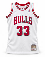 Chicago Bulls Scottie Pippen Autographed White Authentic Mitchell & Ness 1997-98 HWC Swingman Jersey Size L Beckett BAS Witness Stock #268040