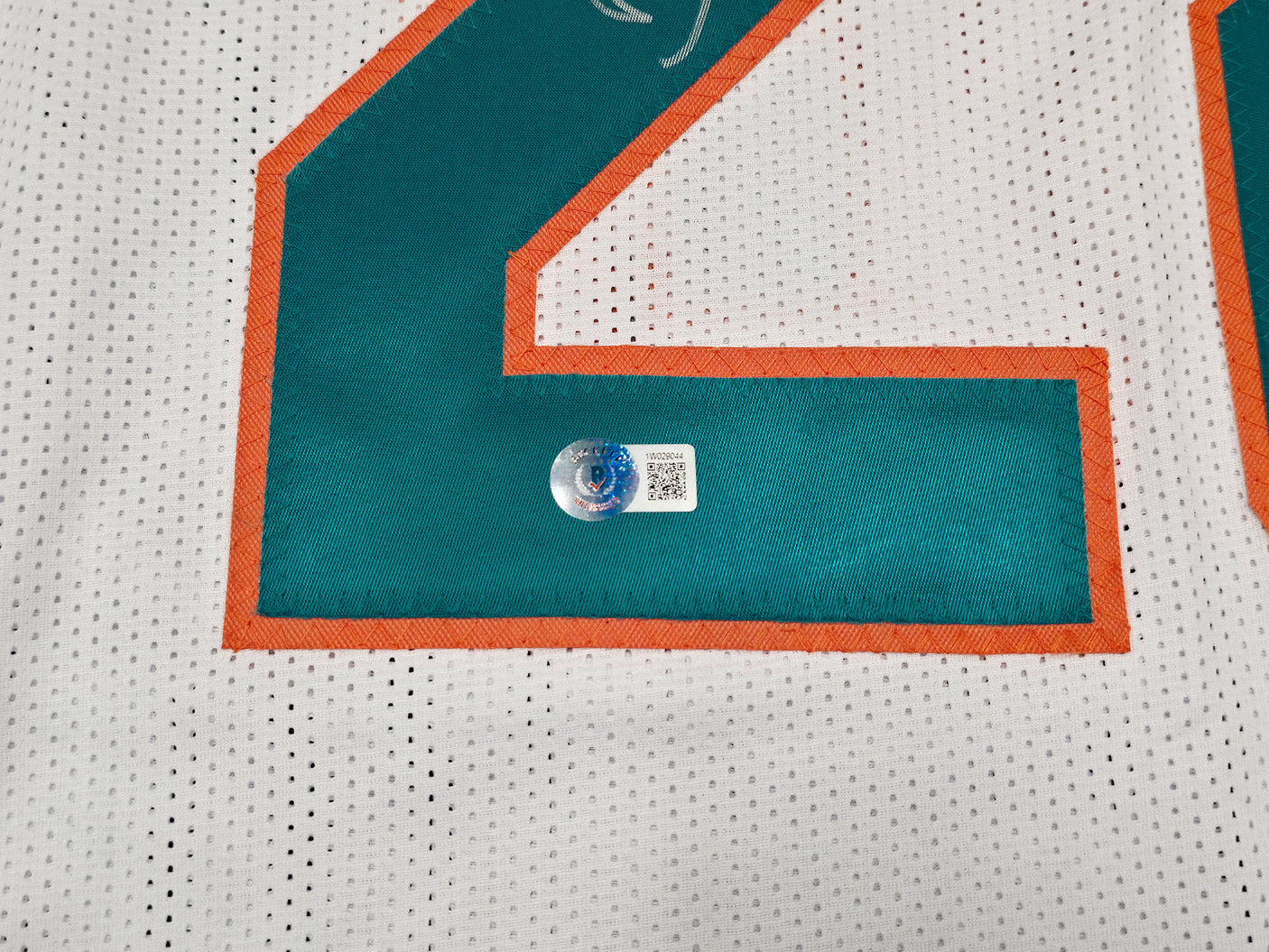 Miami Dolphins De'Von Achane Autographed White Jersey Beckett BAS Witness Stock #256916