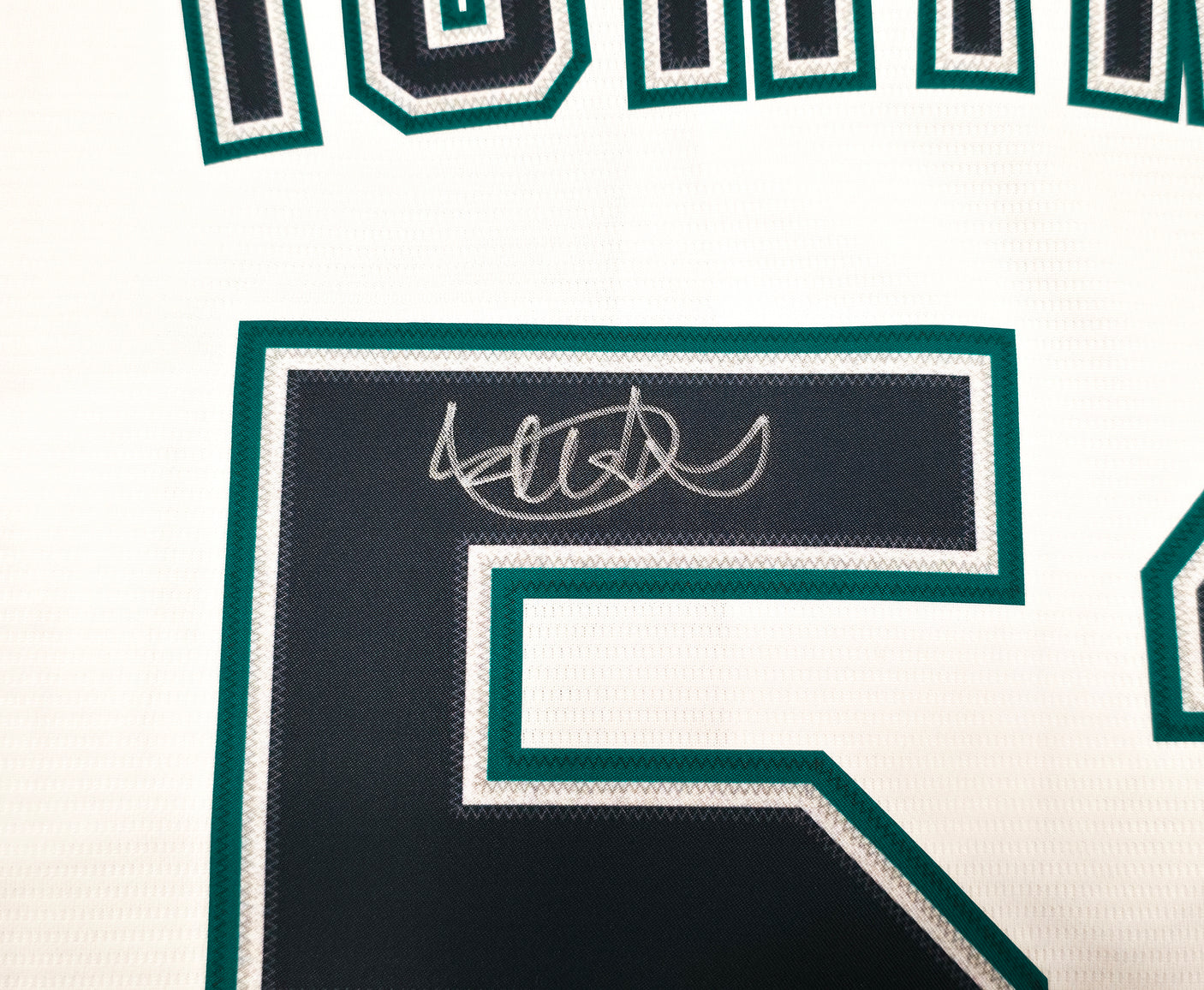 Seattle Mariners Ichiro Suzuki Autographed White Nike Hall of Fame Patch Jersey Size XL IS Holo & Beckett BAS Witness Stock #256858