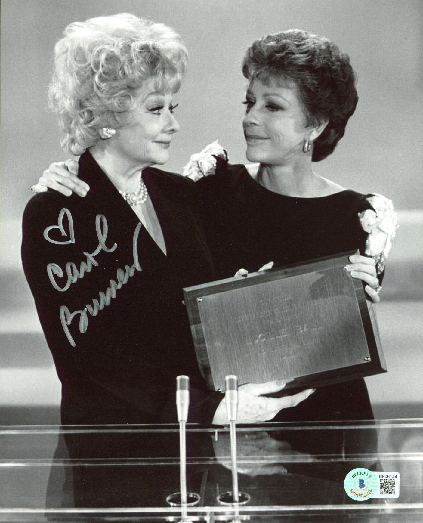 Carol Burnett Authentic Signed 8x10 Black & White Photo Autographed BAS #BF06144