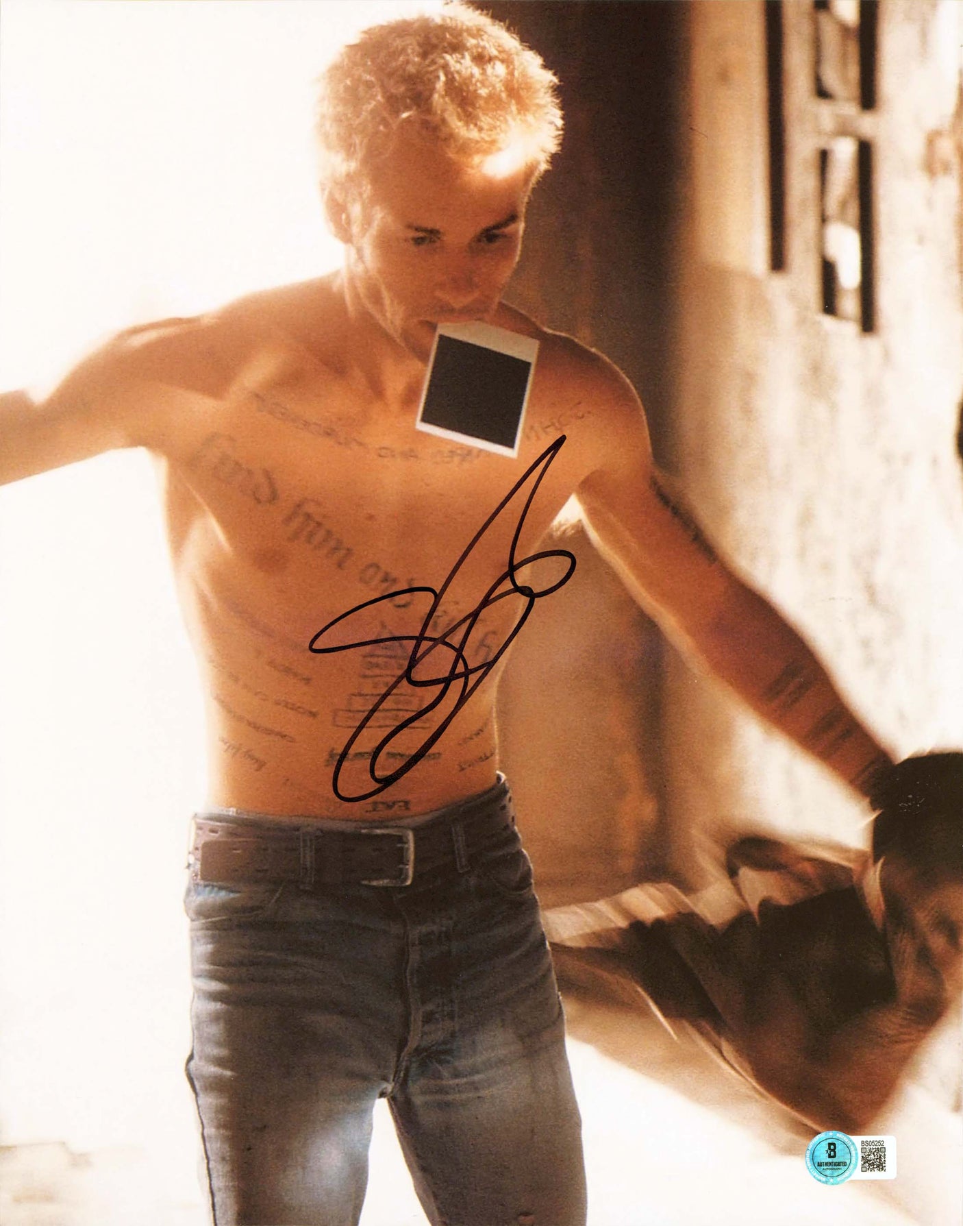 Guy Pearce Memento Authentic Signed 11x14 Vertical Photo BAS #BS05252