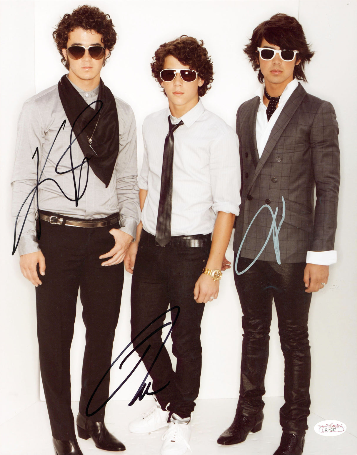 The Jonas Brothers (3) Nick, Joe & Kevin Signed 11x14 Vertical Photo JSA #X14027