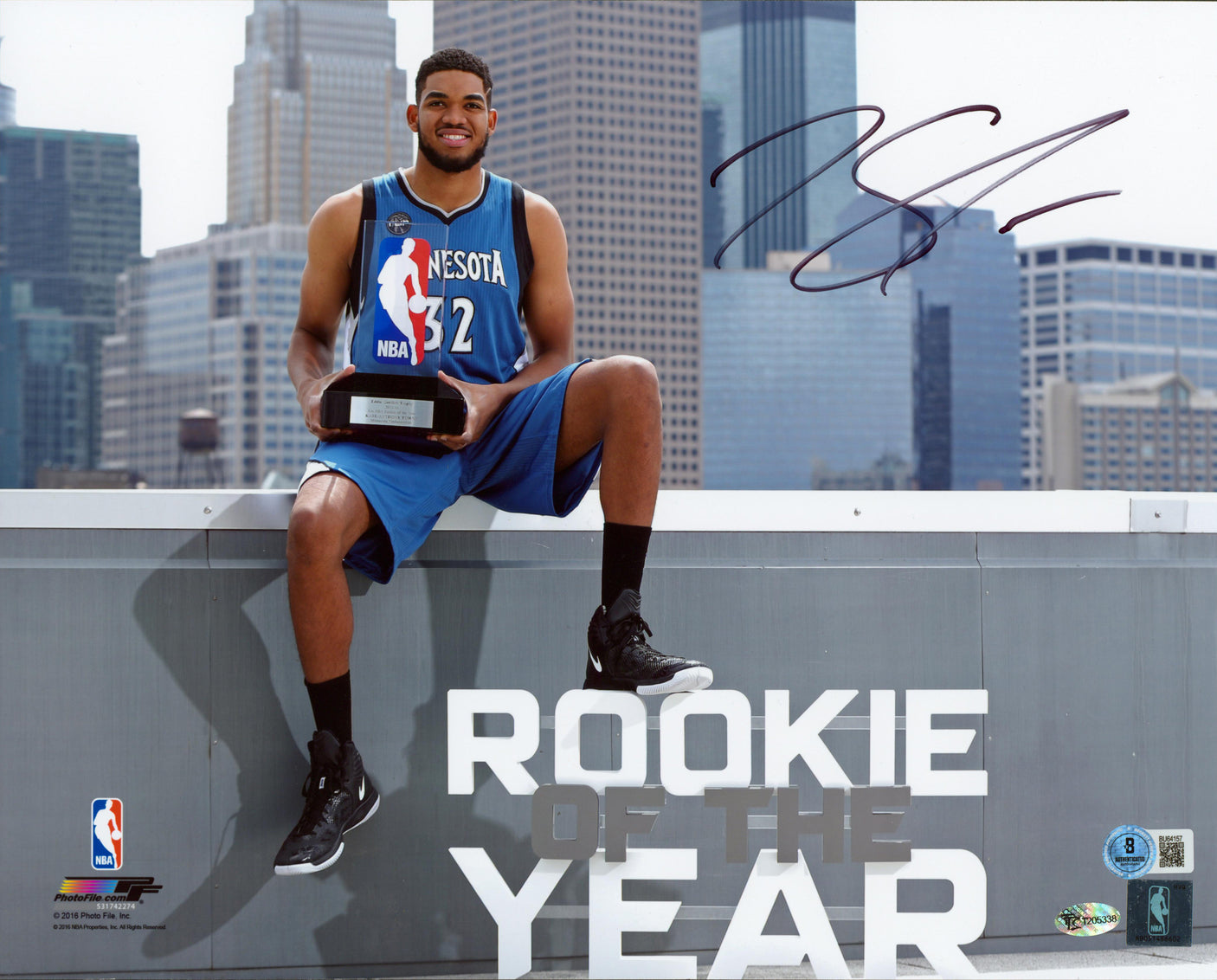 Timberwolves Karl-Anthony Towns Signed 11x14 Horizontal Photo BAS #BU64157