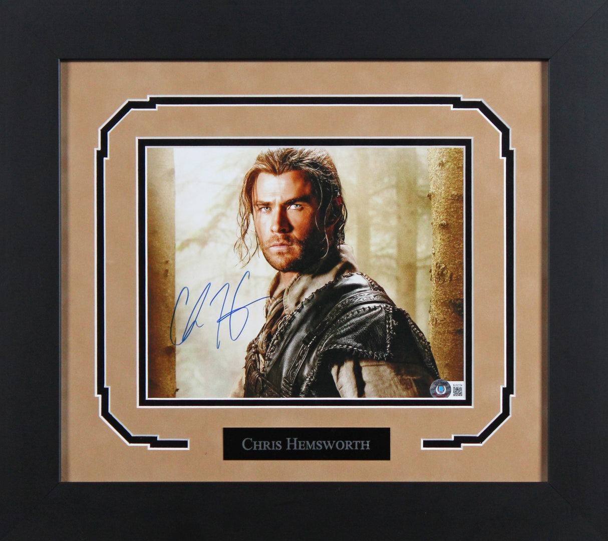 Chris Hemsworth The Huntsman: Winter's War Signed 8x10 Framed Photo BAS #BJ52154