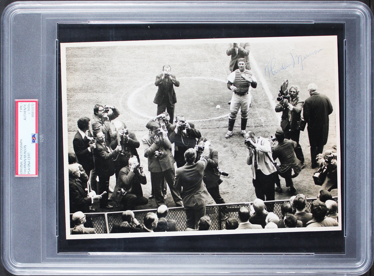 Yankees Thurman Munson Signed 8x10 Original Type 1 News Service Photo PSA Slab