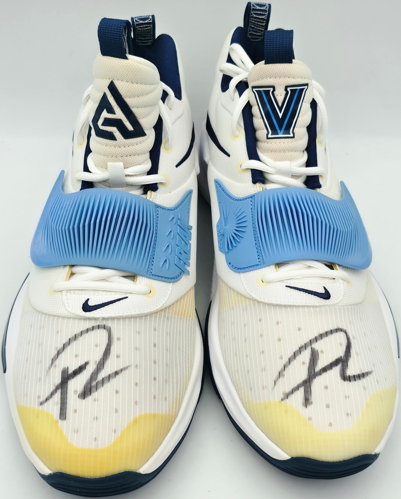 Giannis Antetokounmpo Autographed 2021 Player Exclusive (PE) Promo VILLANOVA WHT/NAVY/WHT Nike Zoom Freak 3 NCAA SOS Shoes Size 17 (With Box) Beckett BAS Witness #3W396646 & #3W396647