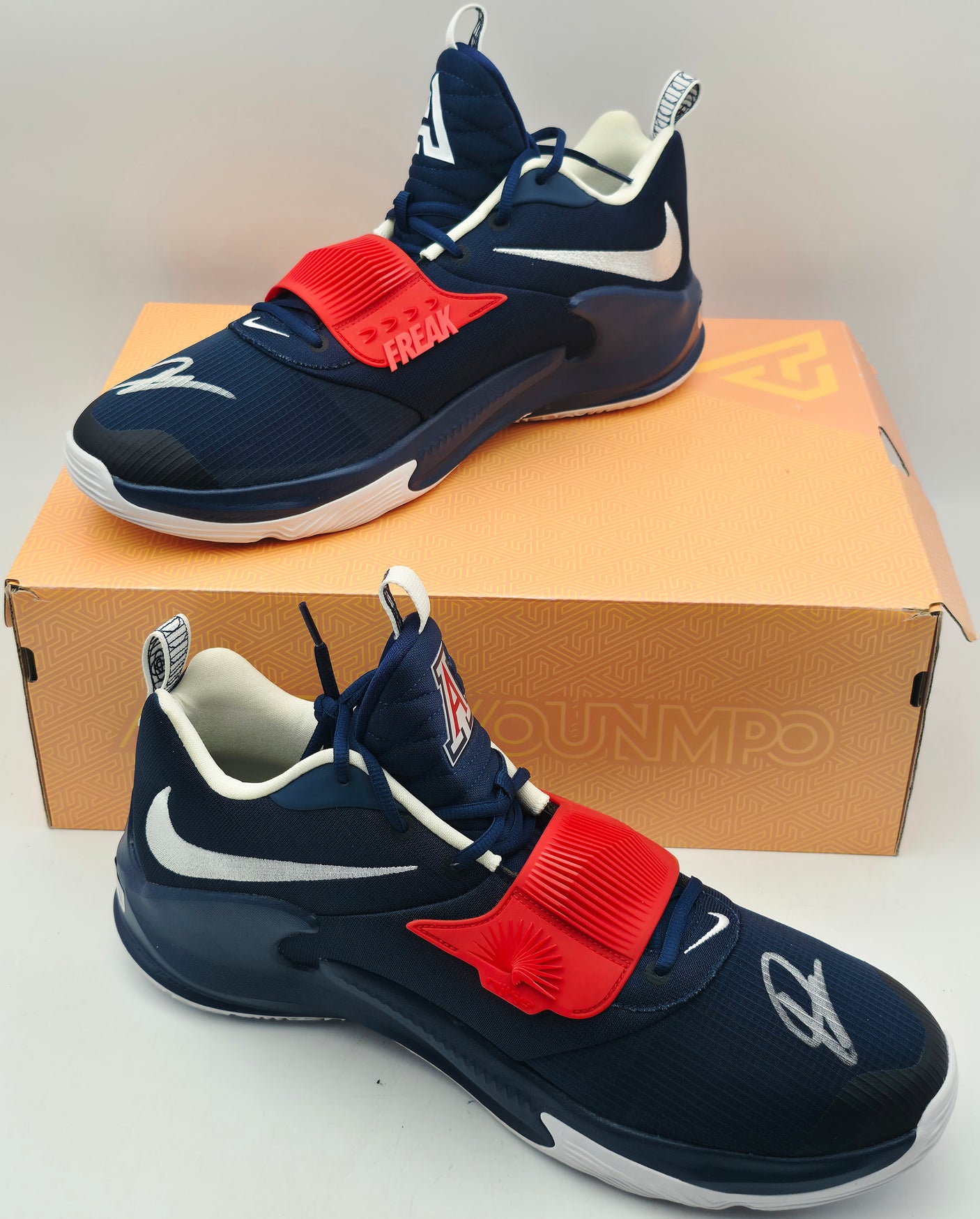 Giannis Antetokounmpo Autographed 2021 Player Exclusive (PE) Promo ARIZONA NAVY/WHT/NAVY Nike Zoom Freak 3 NCAA SOS Shoes Size 17 (With Box) Beckett BAS Witness #3W396373 & #3W396374