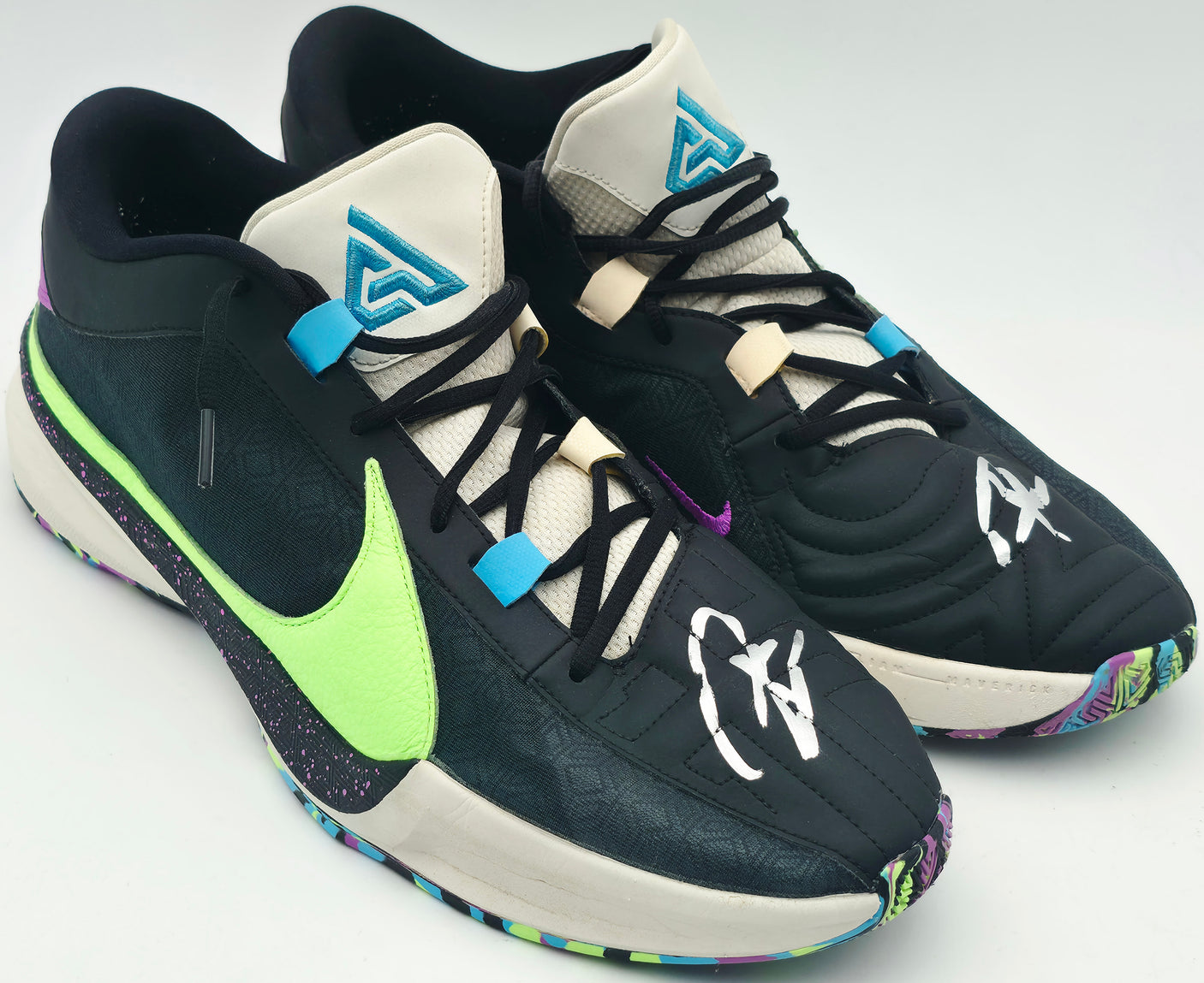 Giannis Antetokounmpo Autographed BLACK/GREEN Nike ZOOM FREAK 5 Shoes Milwaukee Bucks Size 16 (No Box) Beckett BAS Witness #3W396365 & #3W396366