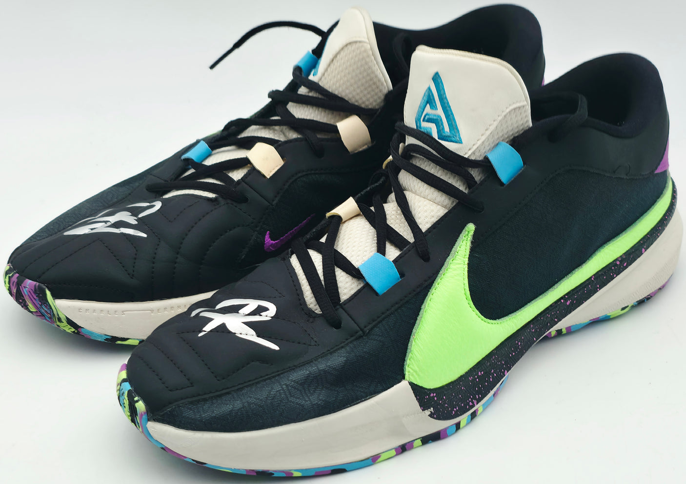 Giannis Antetokounmpo Autographed BLACK/GREEN Nike ZOOM FREAK 5 Shoes Milwaukee Bucks Size 16 (No Box) Beckett BAS Witness #3W396365 & #3W396366