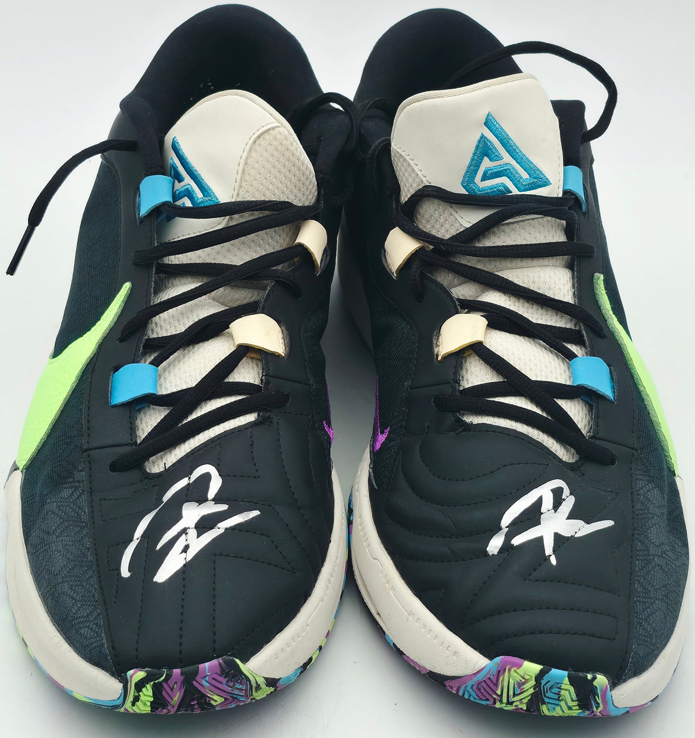 Giannis Antetokounmpo Autographed BLACK/GREEN Nike ZOOM FREAK 5 Shoes Milwaukee Bucks Size 16 (No Box) Beckett BAS Witness #3W396365 & #3W396366
