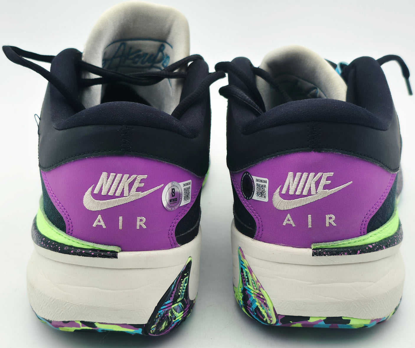 Giannis Antetokounmpo Autographed Black & Green Nike ZOOM FREAK 5 Shoes Milwaukee Bucks Size 16 (No Box) Beckett BAS Witness #3W396365 & #3W396366